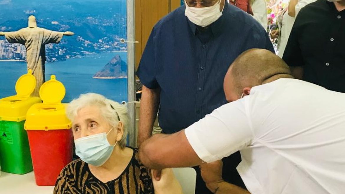 ראש העיר נוסע לבתי תושבים ותיקים ולוקח אותם להתחסן