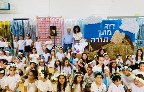 חיים צורי מבקר בטקס שבועות של ביה"ס ריבלין