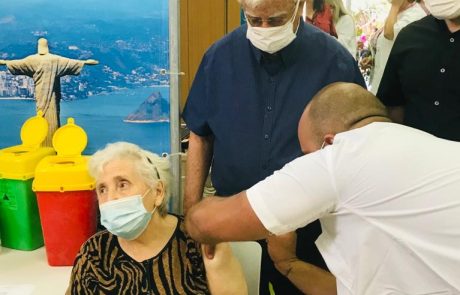 ראש העיר נוסע לבתי תושבים ותיקים ולוקח אותם להתחסן